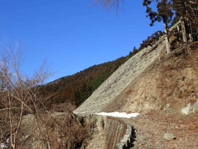 P1120012.jpg (102.08 KiB) 閲覧された回数 3492 回 廃林道の砂防工事