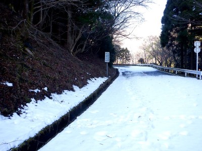 左の「段差減速帯設置区間」の看板から取り付きます。