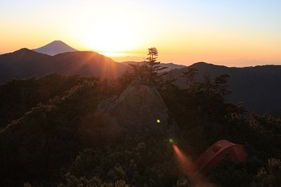 IMG_1057.jpg (43.27 KiB) 閲覧された回数 10978 回 朝日を浴びるテン場