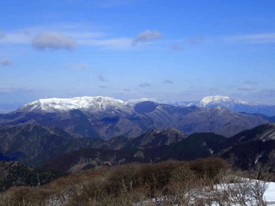霊仙（左）と伊吹山（右）