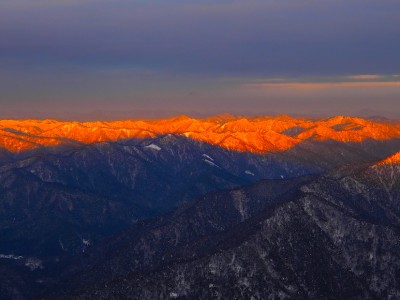 モルゲンロートに染まる北山の山々