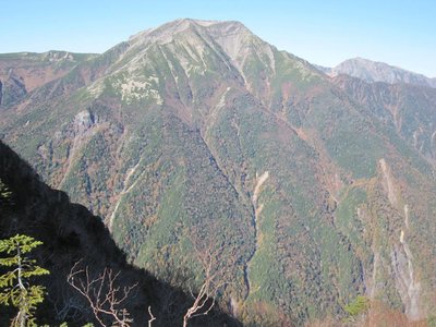 IMG_1429赤石岳.jpg (135.48 KiB) 閲覧された回数 10750 回 テン場から赤石岳。左に百間平、右悪沢岳