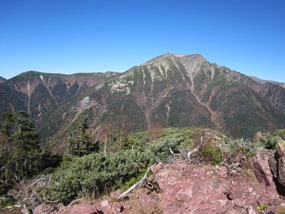 白蓬ノ頭より赤石岳。左、百閒平には誰かさんのカメラが眠っている