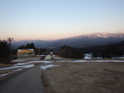 レストランみはらしとゲレンデ、大日ヶ岳がオレンジに染まる