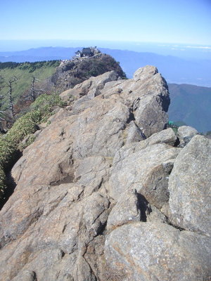 こんな所、恐ろしくって。天狗岳から弥山・山頂神社方向