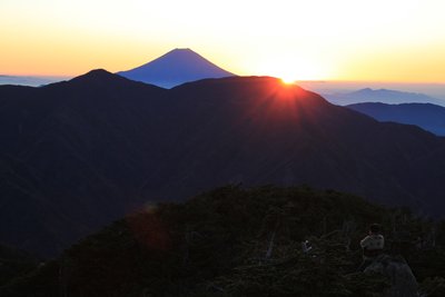 IMG_1029朝日.jpg (230 KiB) 閲覧された回数 6963 回 富士山の右手、布引山から朝日が昇った