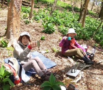 風を避けて尾根の下で昼ご飯