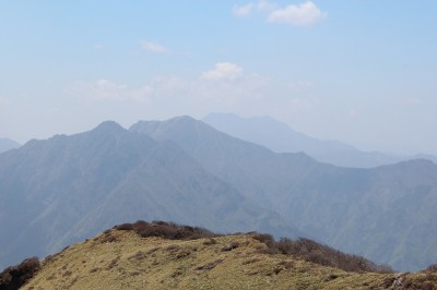 IMG_5653.jpg (123.44 KiB) 閲覧された回数 2804 回 いちばん右が石鎚山