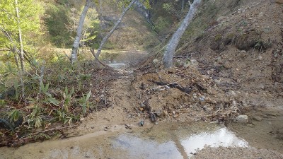 P5022123.jpg (491.74 KiB) 閲覧された回数 9288 回 林道崩壊地点