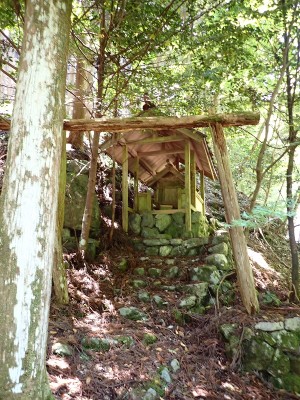修験の谷の祠