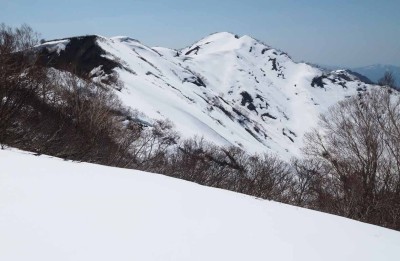高松山から昼闇山へと続く稜線
