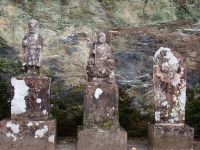 栗谷川沿いの石仏