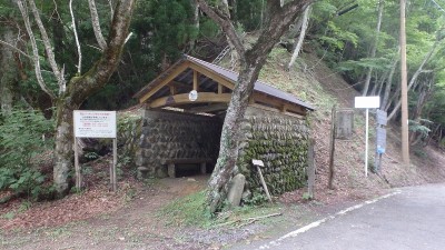 佐々里峠の岩屋