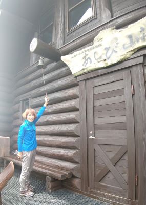 鐘を鳴らして遊ぶ