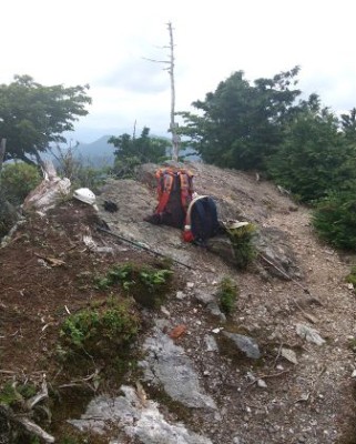 狭い薊岳山頂の雰囲気
