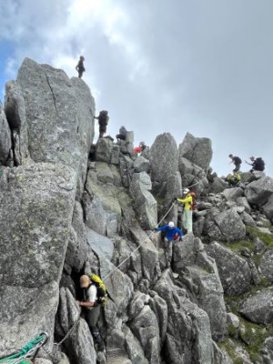 スリル満点の岩場