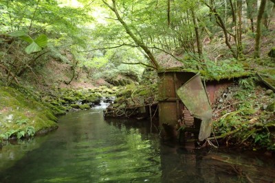 一見堰堤の残骸のようなダンプの荷台