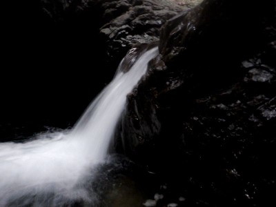 犬飛びゴルジュ始点の小滝
