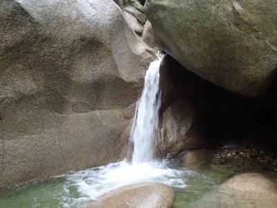 P8020044.jpg (74.19 KiB) 閲覧された回数 5997 回 七ツ釜突き当たりの岩間滝