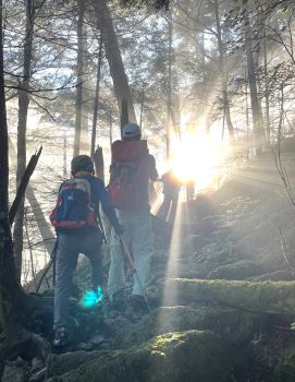 正面から受ける朝陽が幻想的