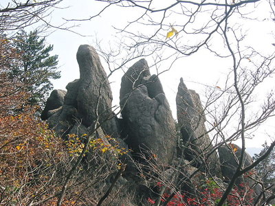 ● 三体仏岩、見る角度で違うけどね。ココが一番近いところで　拝