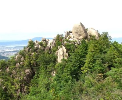 岩山の天狗岩を望む