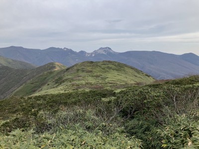 茶臼から三本槍.jpg (501.86 KiB) 閲覧された回数 7407 回 右から茶臼岳、朝日岳、三本槍が岳