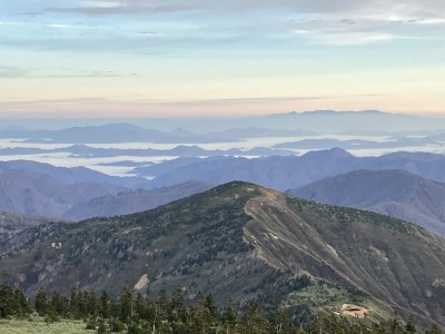 雲海に浮かぶ山々.jpg (294.14 KiB) 閲覧された回数 7949 回 雲海に浮かぶ山々(手前は窓明山)