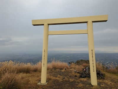 山頂は小雨と風が強く