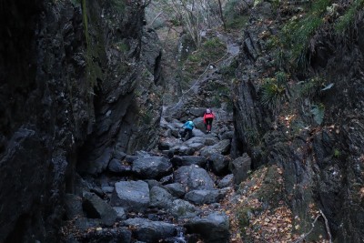 さらに続くゴルジュ帯.jpg (489.37 KiB) 閲覧された回数 5774 回 さらに続くゴルジュ帯