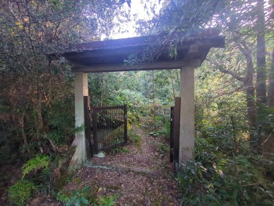 門だけ残っている