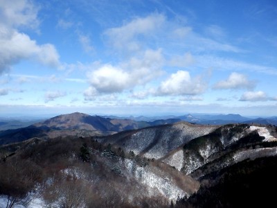 高見山の右遠くに倶留尊・尼ヶ岳・大洞山