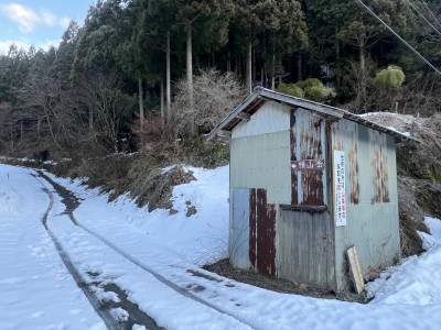 国道沿いにあるこの小屋の裏手から取り付いた。