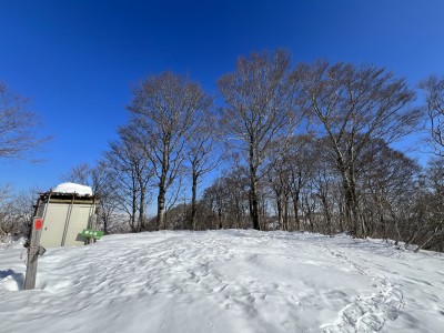 横山岳西峰に到着した。