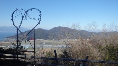 P1050356.jpg (329.43 KiB) 閲覧された回数 3236 回 北の丸の広場。♡マークの飾り枠の前で記念写真を撮る人も多い