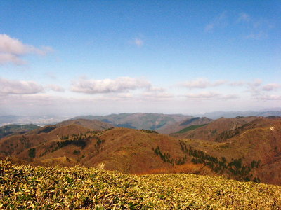 杉峠の頭.JPG (111.21 KiB) 閲覧された回数 5534 回 ● 見渡す山々は、すべてココより下に見れるのさ