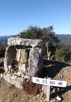 龍仙岳の稜線に大日如来