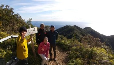 局ヶ頂山頂s.jpg (23.97 KiB) 閲覧された回数 2185 回 局ヶ頂の狭いながらも絶景