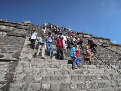 月のピラミッドの階段.JPG (194.47 KiB) 閲覧された回数 4822 回 月のピラミッド 階段がすっごく急だった