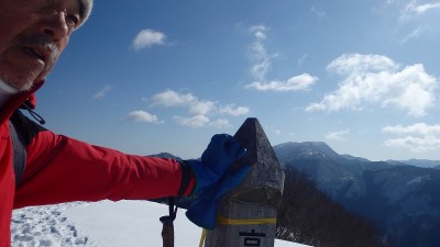 P1290415.jpg (242.57 KiB) 閲覧された回数 6418 回 山頂で(背景は鈴北岳方面)