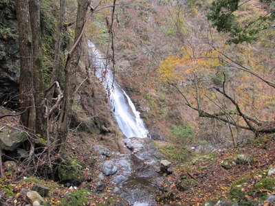 破線道の谷からサスケを望む