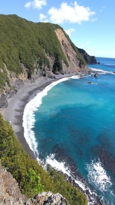 断崖絶壁から筆島方面の海岸線を望む