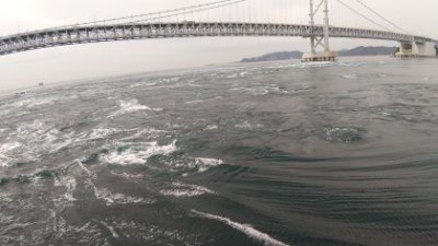 鳴門大橋下の渦潮１.jpg