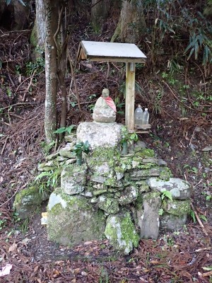 落方の地蔵（左いせの文字が土に埋もれています）