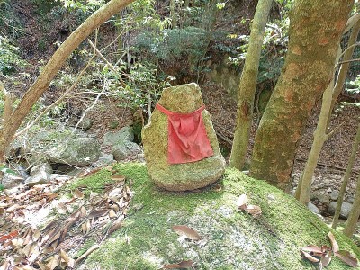 滝の落ち口近くの最初の石仏