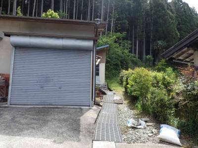 P5090003.jpg (97.34 KiB) 閲覧された回数 4635 回 民家の横を入って行く