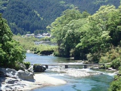 P5090050.jpg (120.23 KiB) 閲覧された回数 4635 回 沈下橋のある風景