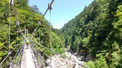 平等嵓吊り橋を渡るs.jpg