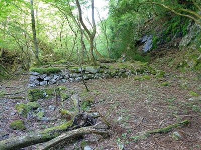 国位鉱山跡の石積は何？