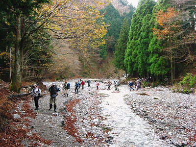 ● 出発だ～、山靴は渡渉が難儀だろうよ